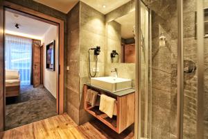 een badkamer met een wastafel en een douche bij A4 AlmA Alpin Appartments in Ischgl