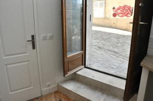 een deur naar een raam met een trap bij Montmartre in Parijs
