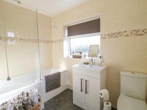 une salle de bain avec un lavabo, une baignoire et des toilettes dans l'établissement The Corner House, à Uttoxeter 16 autres photos