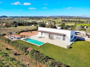 een luchtzicht op een huis met een zwembad bij Finca Son Alcaines Petit 249 by Mallorca Charme in Sineu