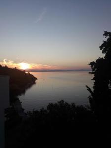 un tramonto su un grande corpo d'acqua di Apartment Riko - accomodation "with" the Adriatic sea a Kampor