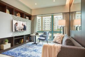 新加坡Somerset Bencoolen Singapore的带沙发和桌子的客厅
