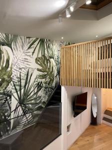 een lobby met een muurschildering van planten op de muur bij Studio Porte de Gentilly in Gentilly