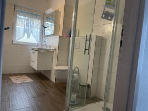 a bathroom with a shower and a toilet and a window at Fam M&H Schönes Zimmer Vermieten in Wangen Im Allgäu in Wangen im Allgäu +12 photos