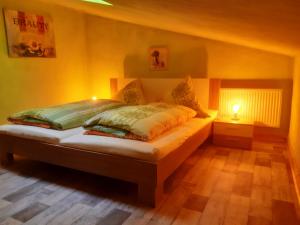 Tempat tidur dalam kamar di Willekes Blütenhof