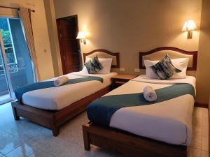 Postel nebo postele na pokoji v ubytování Lalisa Hotel Aonang