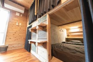 Двох'ярусне ліжко або двоярусні ліжка в номері Mambo Hostel Okinawa