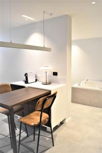 Postel nebo postele na pokoji v ubytování Korpa Deli Rooms SPA
