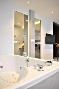 Koupelna v ubytování Korpa Deli Rooms SPA