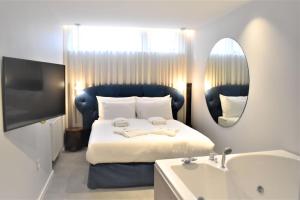 Postel nebo postele na pokoji v ubytování Korpa Deli Rooms SPA