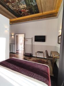 - une chambre avec un grand lit et un plafond dans l'établissement Visconti Suites by FNA Hospitality Roma, à Rome