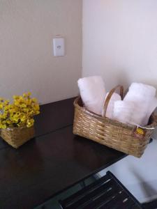 - deux paniers de serviettes sur une table avec des fleurs dans l'établissement Sítio Colibri - Serra da Mantiqueira, à Brazópolis