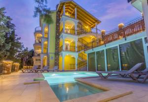 PALACE PAULINA B في نوفي فينودولسكي: مبنى امامه مسبح