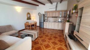 Kuchyň nebo kuchyňský kout v ubytování Apartmani Sirovica