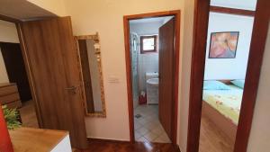 Postel nebo postele na pokoji v ubytování Apartmani Sirovica