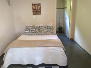 - une chambre avec un grand lit dans l'établissement Sítio Colibri - Serra da Mantiqueira, à Brazópolis