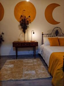a bedroom with a bed and a table with a desk at Casa Solua in Reguengos de Monsaraz