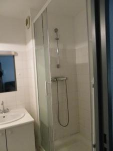 Ванная комната в Résidence de L'YSE Bat C tarif spécial cure 21 J +19 фотографий