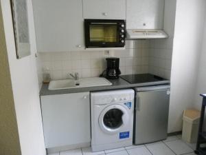 Кухня или мини-кухня в Résidence de L'YSE Bat C tarif spécial cure 21 J
