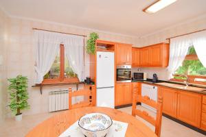 Una cocina con gabinetes de madera y una mesa de madera. en 198 Villa Can Nina ETV9222 by Mallorca Charme, en Campanet