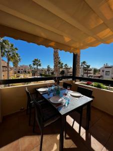 una mesa en un balcón con vistas en Magnifique appartement dans Roda Golf (phase 4), en San Javier