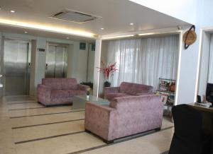 Posezení v ubytování Orbett Hotel