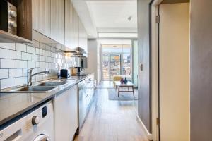 kuchnia ze zlewem i blatem w obiekcie Backup-Powered Trendy City Balcony Apartment w Kapsztadzie