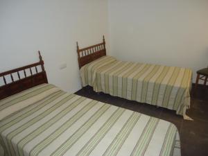 ペニスコラにあるLos Monegrosのベッド2台が備わる客室で、