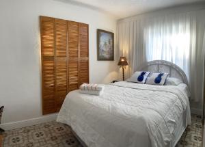 a bedroom with a large white bed and a window at Habitacion Centrica Calle 8 Miami (2) in Miami