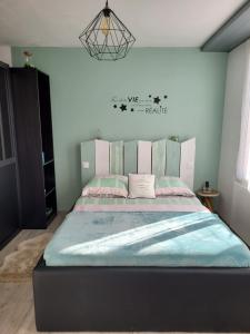 una camera con un grande letto di La Turlure a Bressuire