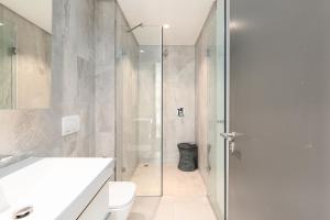 Kylpyhuone majoituspaikassa Always-Power Trendy De Waterkant Loft