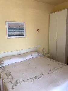 um quarto com uma cama e uma fotografia na parede em Marina Apartments em Marina di Grosseto