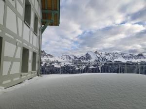 Vista generica sulle montagne o vista sulle montagne dall'interno del bed & breakfast