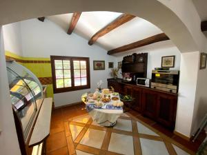 uma sala de estar com uma mesa com queques em Guest House by Sos Flores em Tortolì