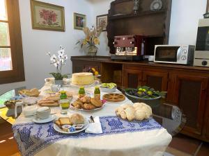 Guest House by Sos Flores في تورتولي: طاولة عليها حفنة من الخبز والمعجنات