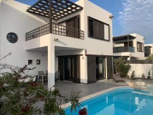Bazén v ubytování Modern villa with sea views nebo v jeho okolí