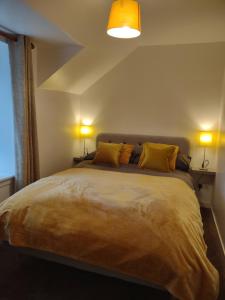 Una cama o camas en una habitación de Castle View Apartment in Tarbert, Loch Fyne