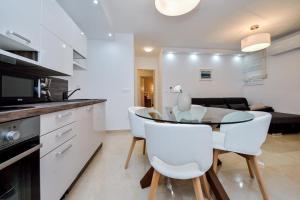 Kuchyňa alebo kuchynka v ubytovaní Luxury Apartment Arta-2 with heated pool and jacuzzi