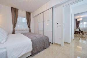 Posteľ alebo postele v izbe v ubytovaní Luxury Apartment Arta-2 with heated pool and jacuzzi + 15 fotografií