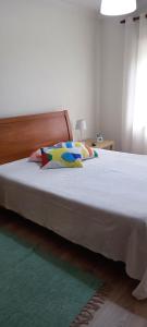 a bedroom with a large bed with a white bedspread at Filipe´s House in Baleal