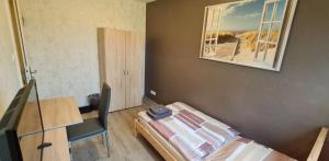 a room with a bed and a desk and a window at C. Wulf Gästezimmer in Bückeburg