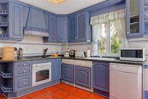 マルベーリャにあるVanessaの青いキッチン(白い家電製品付)、窓