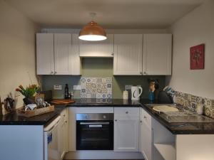 Una cocina o cocineta en Castle View Apartment in Tarbert, Loch Fyne