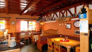A restaurant or other place to eat at Gasthof Oberer Wirt