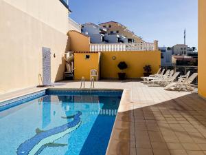 - une piscine sur le côté d'un bâtiment dans l'établissement La Perla Apartment in Playa de Arena by Dream Homes Tenerife, à Puerto de Santiago