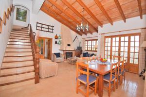 ein Wohnzimmer mit einem Holztisch und einer Treppe in der Unterkunft Villa Son Perxa 216 by Mallorca Charme in Petra