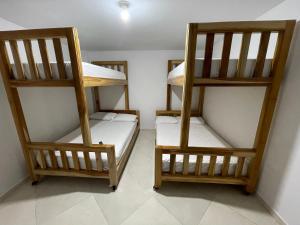dwa łóżka piętrowe siedzące obok siebie w pokoju w obiekcie Apartahotel El Horizonte w mieście Guatapé