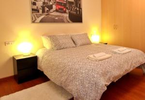 una camera da letto con un letto e due asciugamani di Areny, Canillo centro, en frente del telecabina de Grandvalira a Canillo