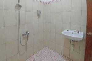 Ванна кімната в RedDoorz Syariah at Abemoch Kampkey