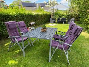 two purple chairs and a table in a yard at Ferienwohung am Edersee in Waldeck Sachsenhausen in Waldeck